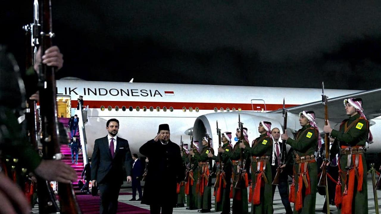 Momen Pesawat Prabowo Dikawal Jet Tempur F-16 AU Yordania saat Tiba di Amman