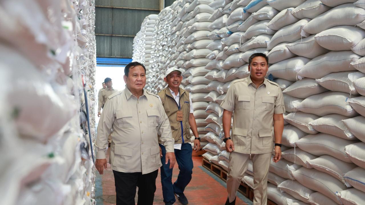 Wamentan Dampingi Prabowo Sidak ke Gudang Bulog Danurejo, Pastikan Stok Beras Aman
